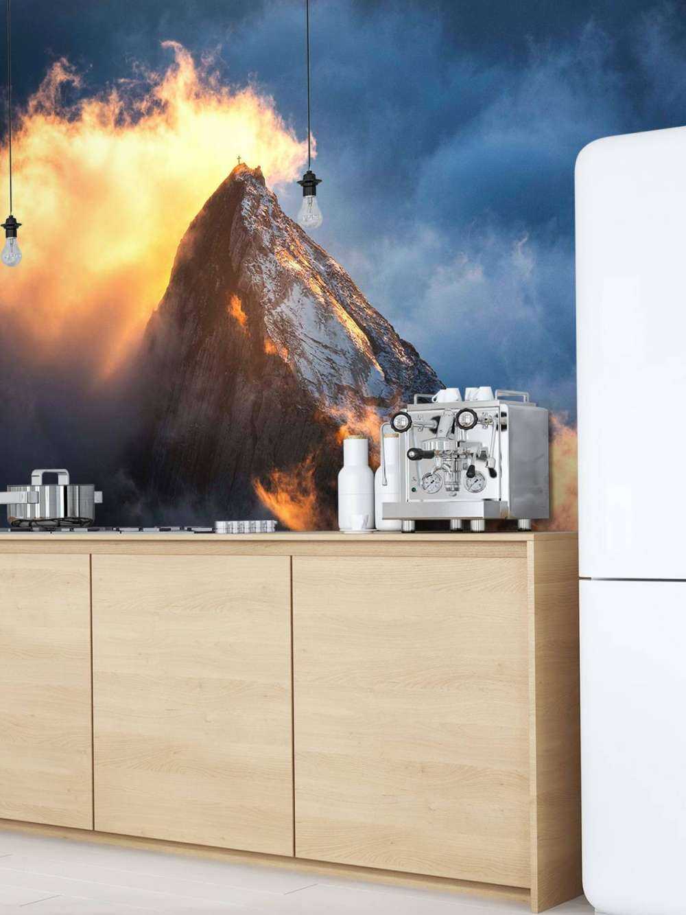 Bergkruis in vurige nevel