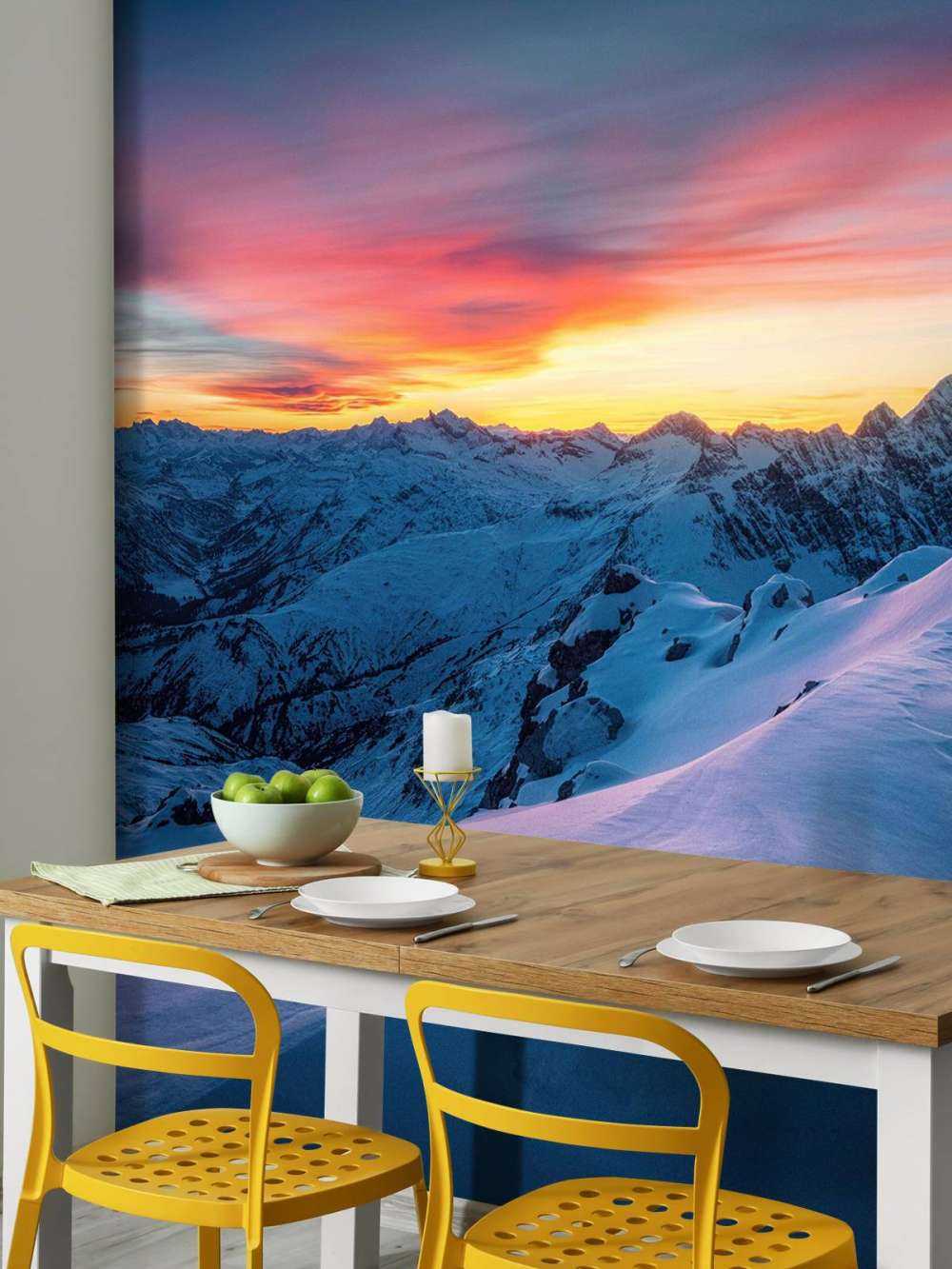 Besneeuwde pieken bij dageraad