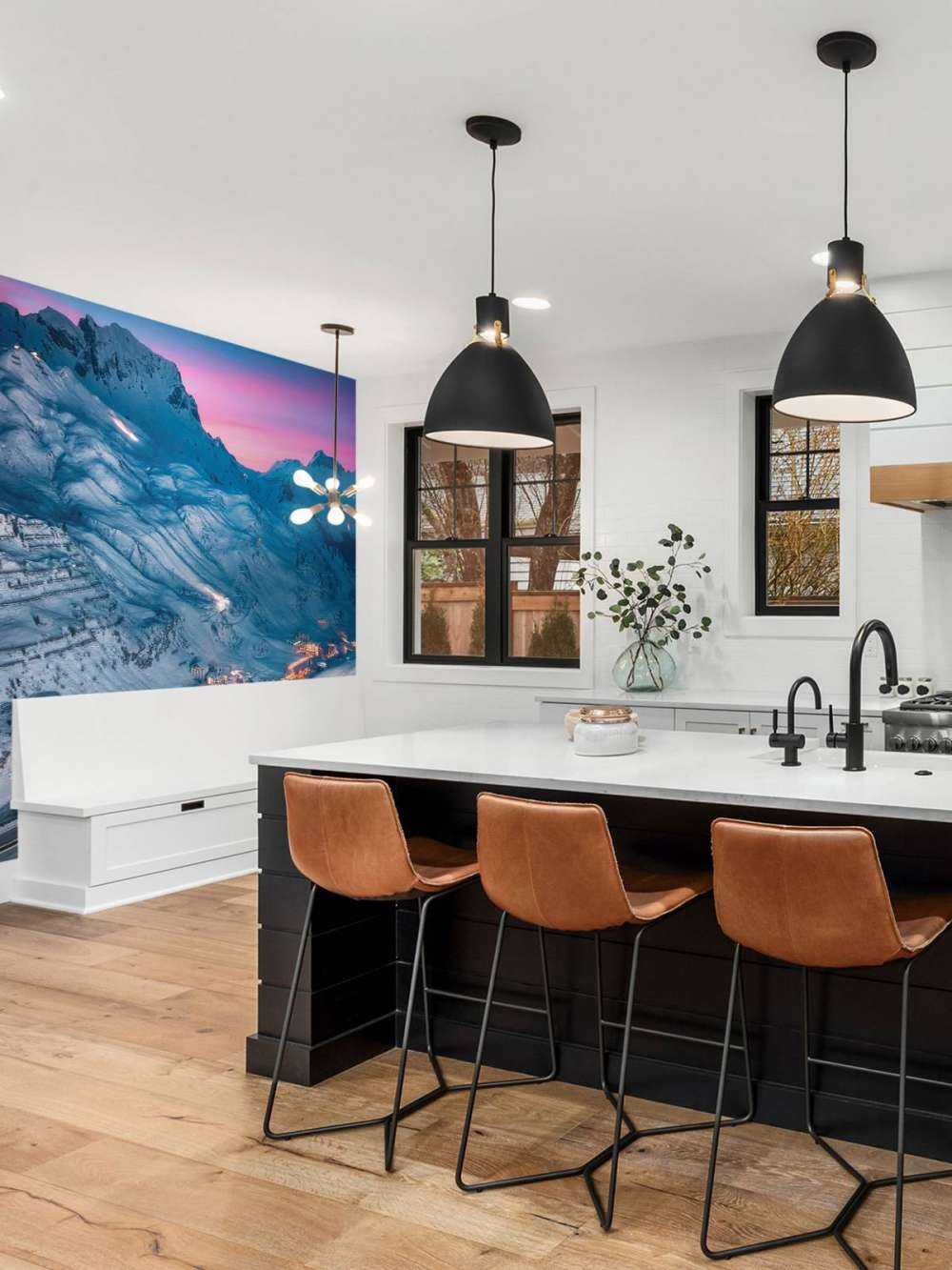 Sneeuwdorp onder paarse avondlucht