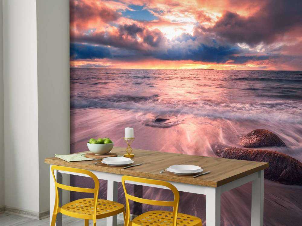 Stormlucht boven stille branding