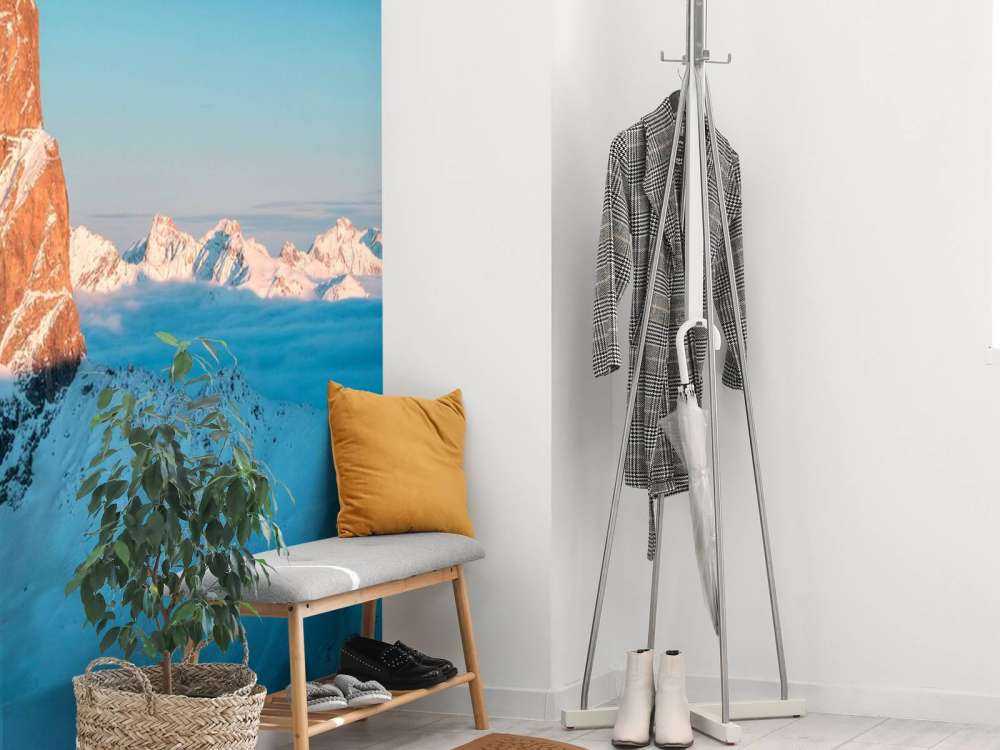 Ochtendlicht op besneeuwde bergkam