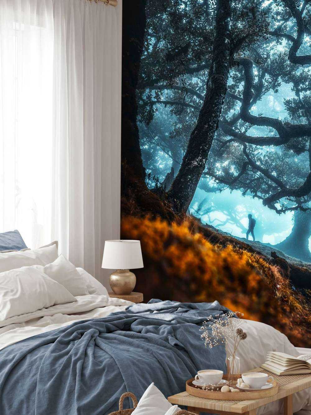 Mystiek silhouet in nevelwoud