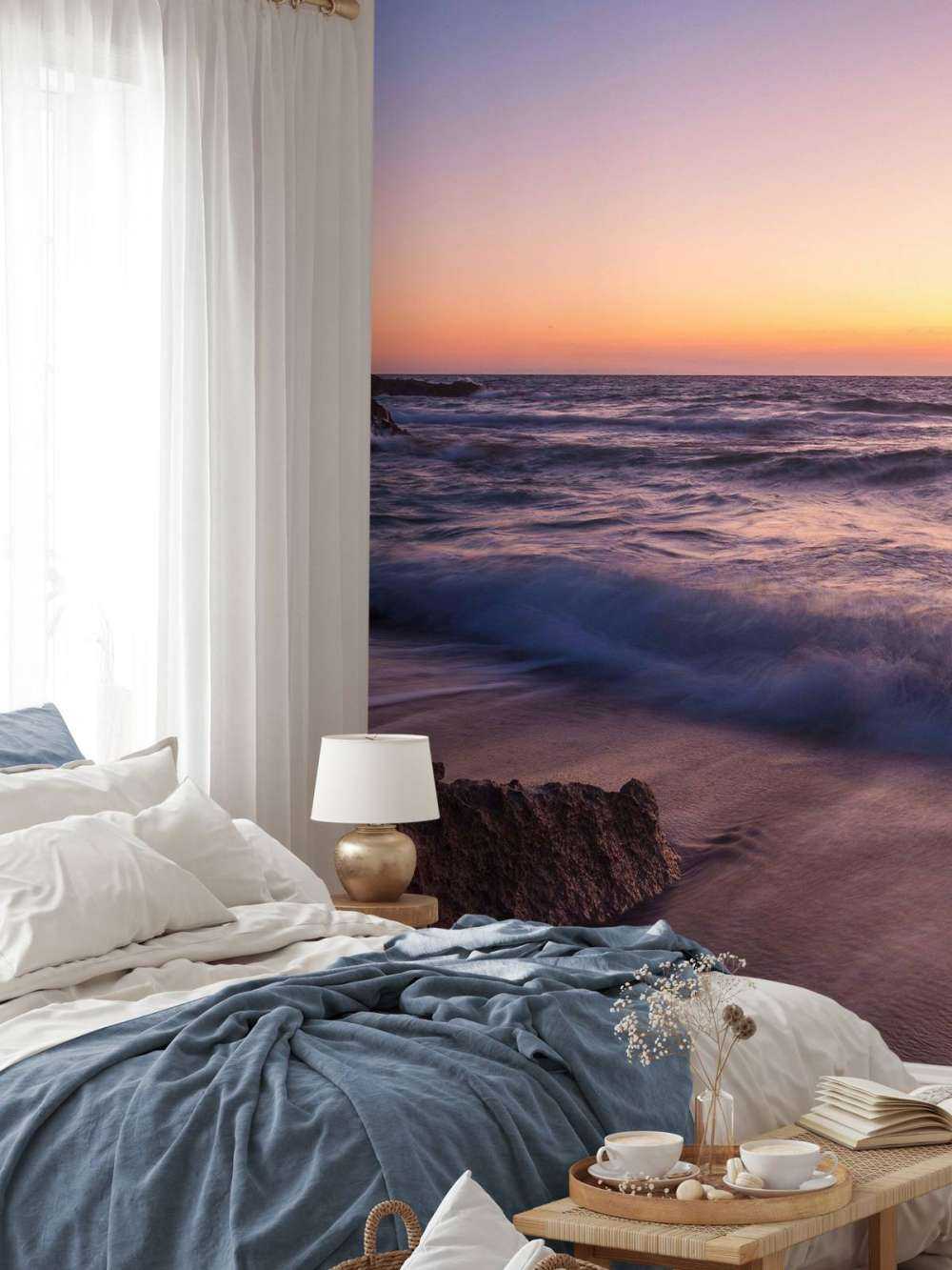 Maanlicht boven paarse branding bij zonsondergang