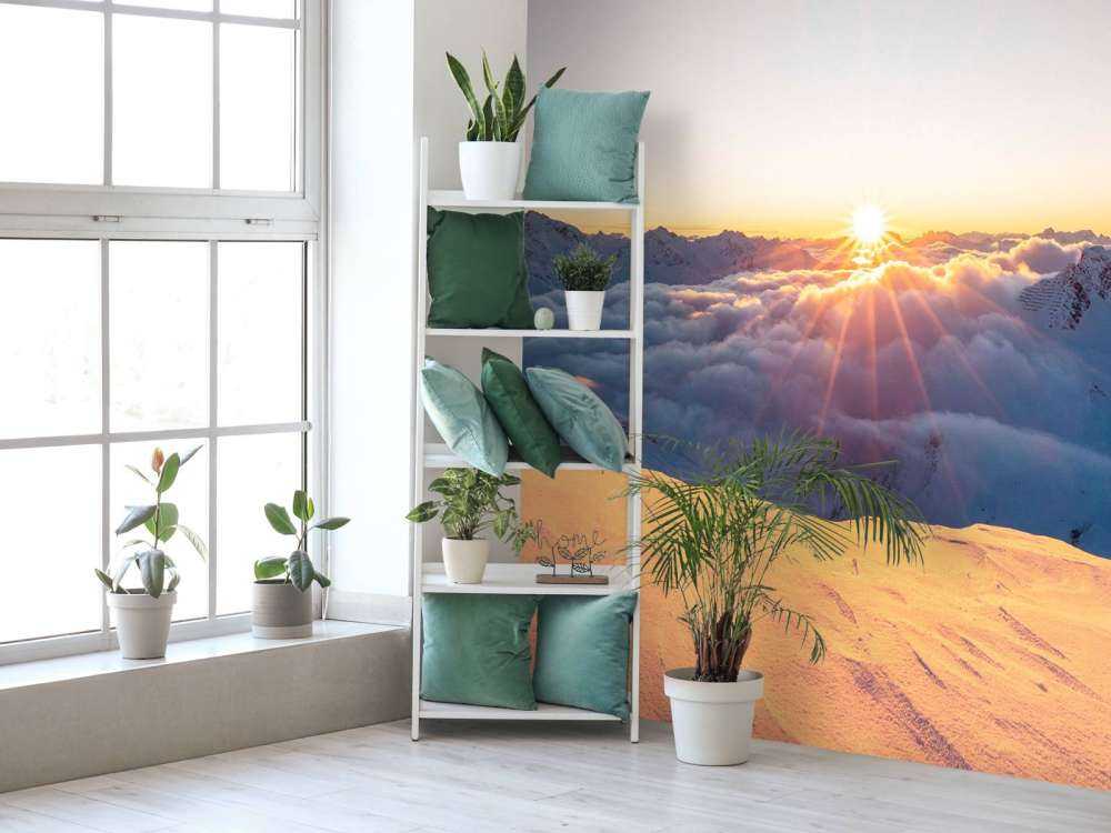 Zonlicht boven wolkendek in bergen