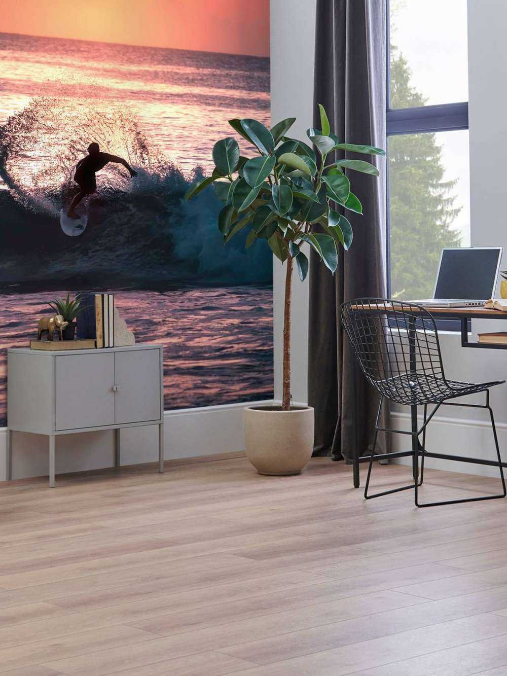 Surfer in de roze avondgloed