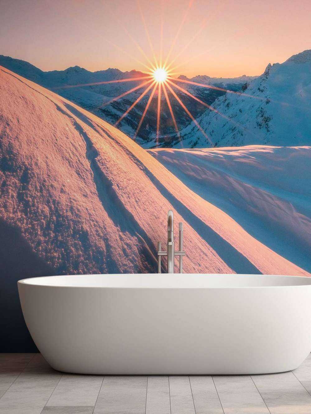 Zonlicht over besneeuwde helling