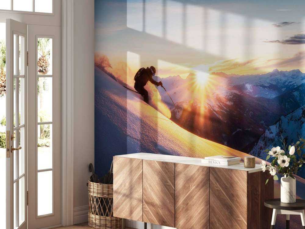 Skiër in de vurige bergzon