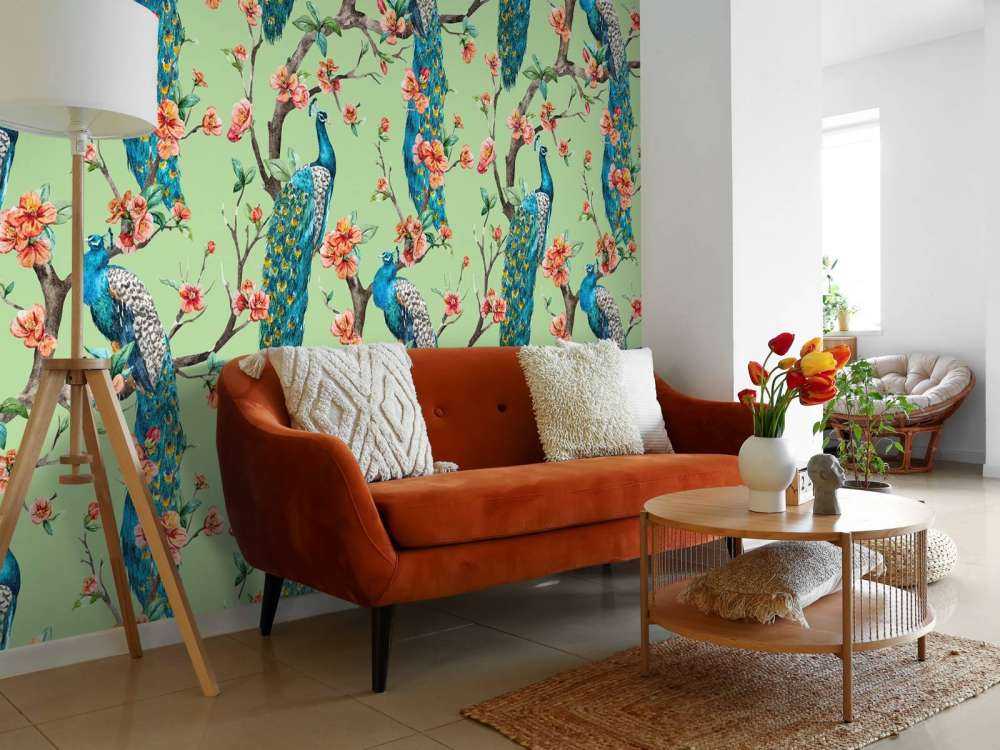 Pauw met tuinbloesem