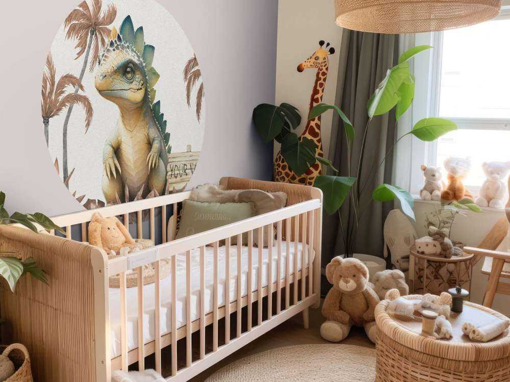Baby stegosaurus in de jungle taupe