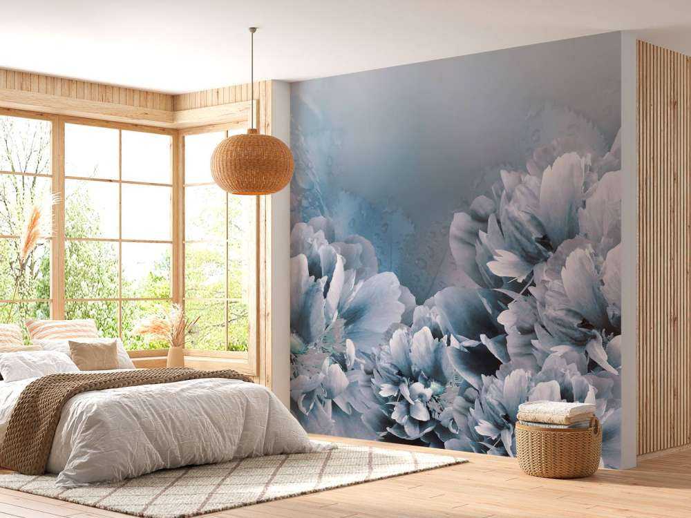 Lichtkleurige bloemen met een blauwe achtergrond