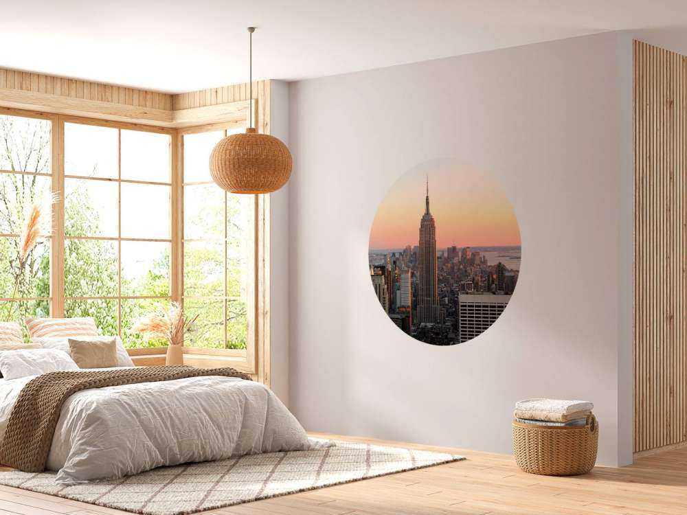 Een woonwijk met kantoorgebouwen op de achtergrond