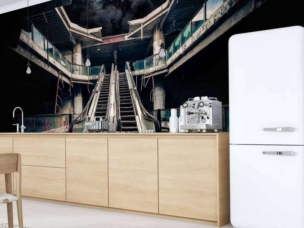 Verlaten gebouw met roltrappen bij volle maan