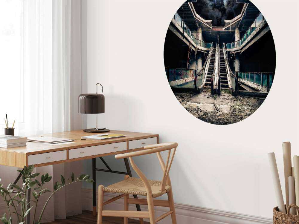 Verlaten gebouw met roltrappen bij volle maan