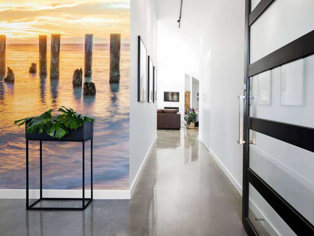 Rustige zee tijdens zonsopkomst