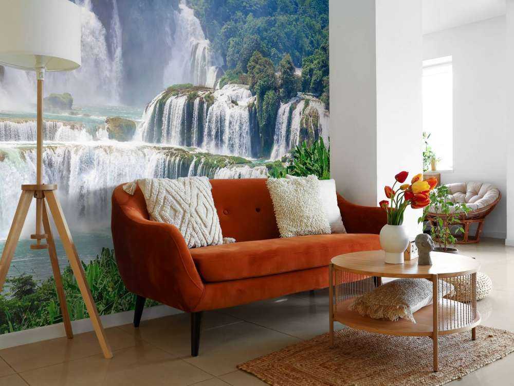 Prachtige waterval in de bergen