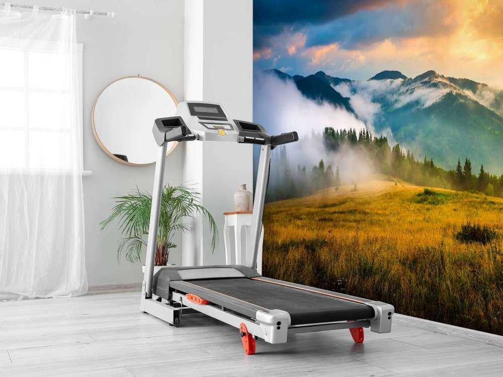 Berglandschap met mist bij zonsondergang