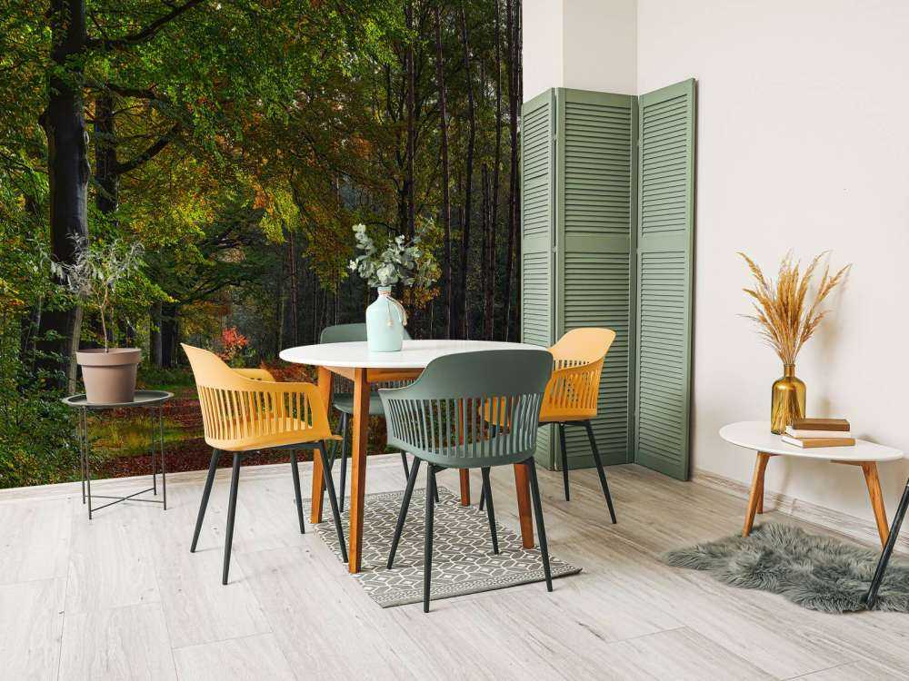 Pad met blaadjes door het bos