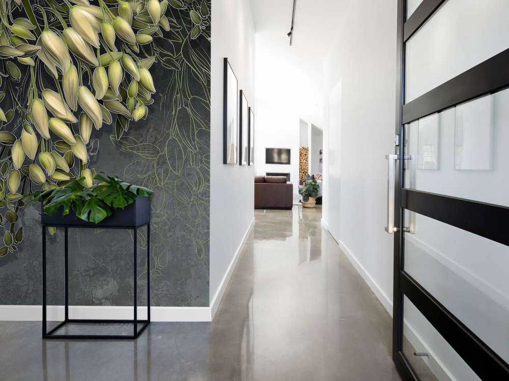 Witte bloemkelken op een donkergrijze betonstructuur