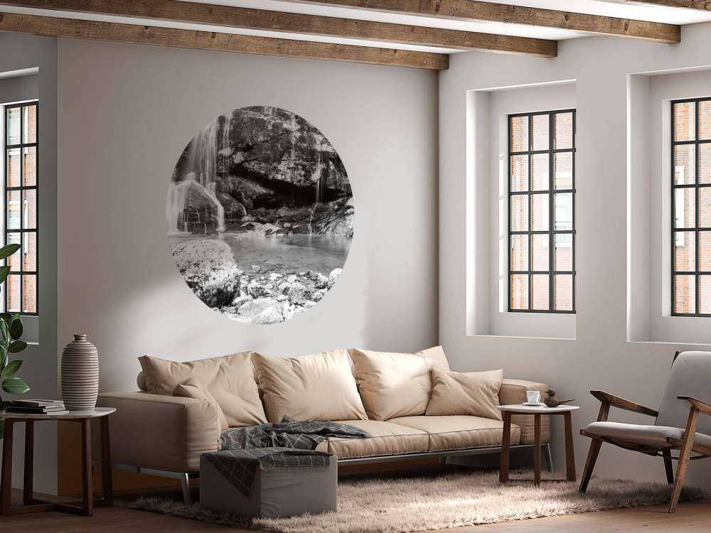 Waterval over een stenen wand 