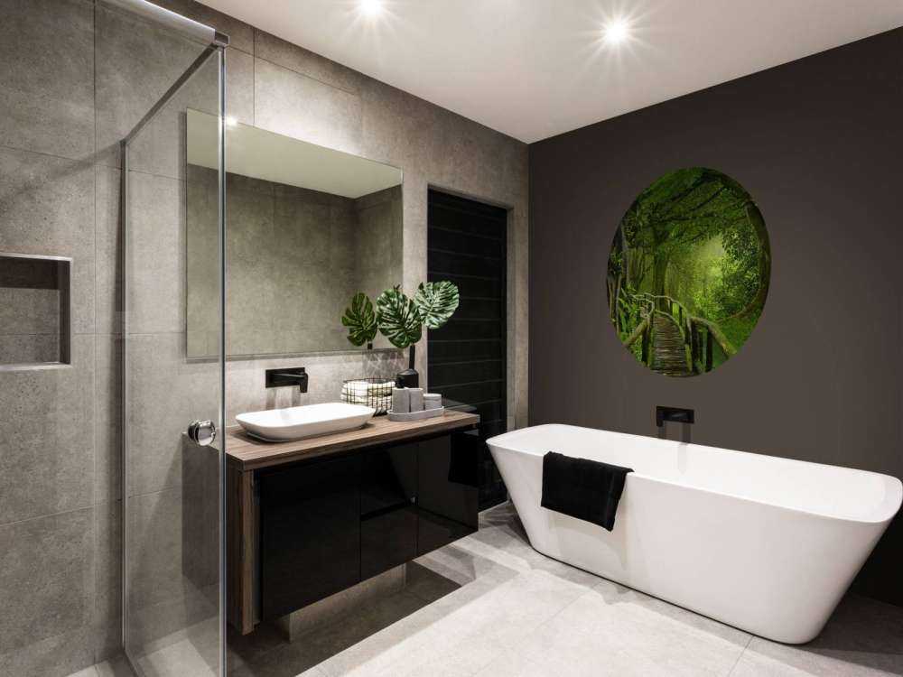 Houten brug door een groene jungle