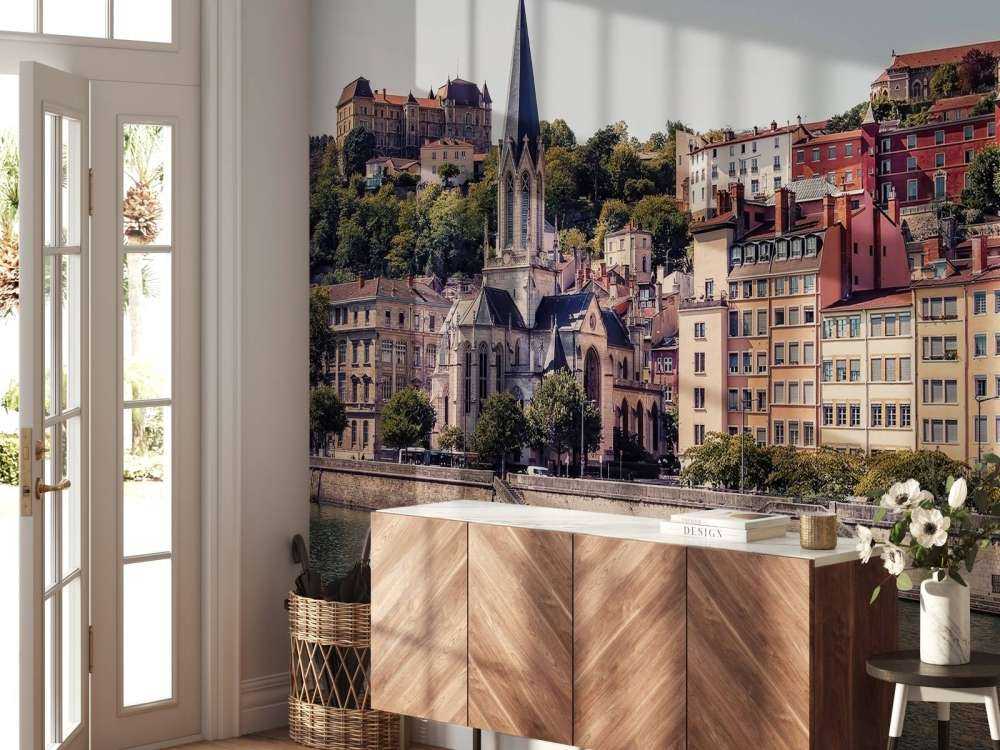 Zonnige stadsoever met pastelkleurige gevels