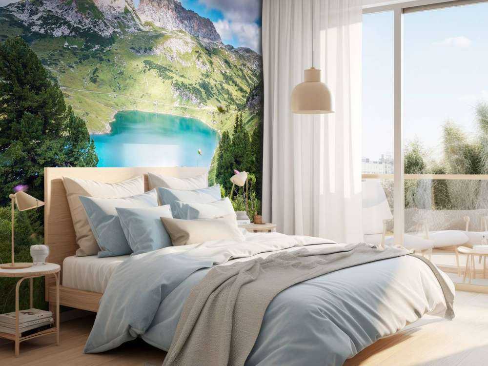 Bergmeer met wilde alpenbloemen