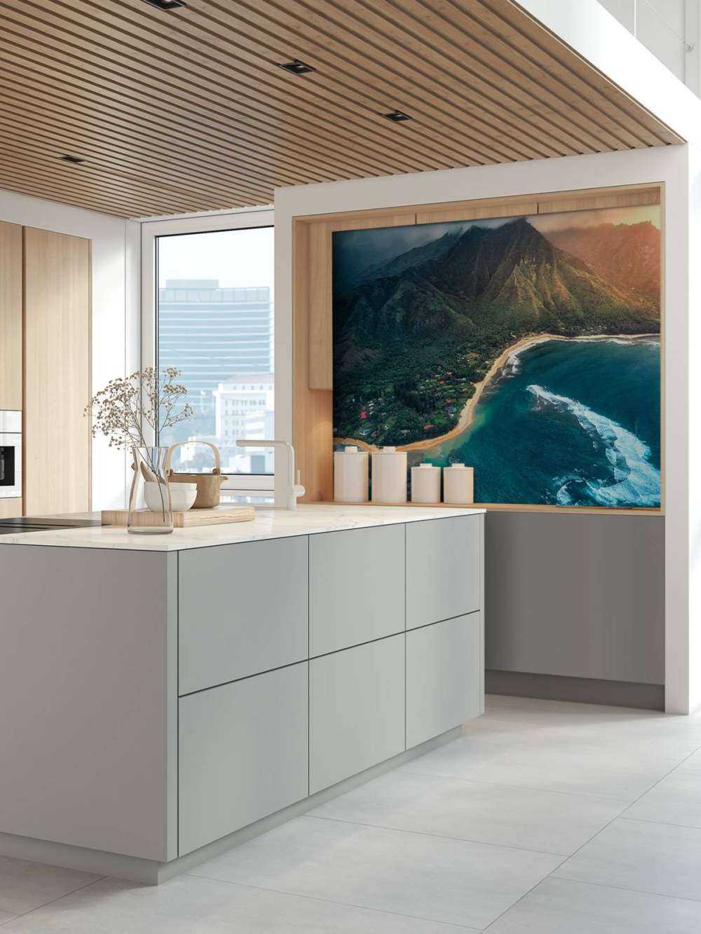 Tropische kustlijn onder dreigende hemel