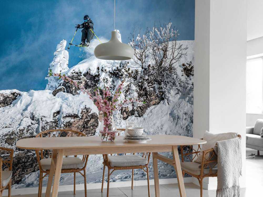 Freestyle skiër in besneeuwde bergwereld