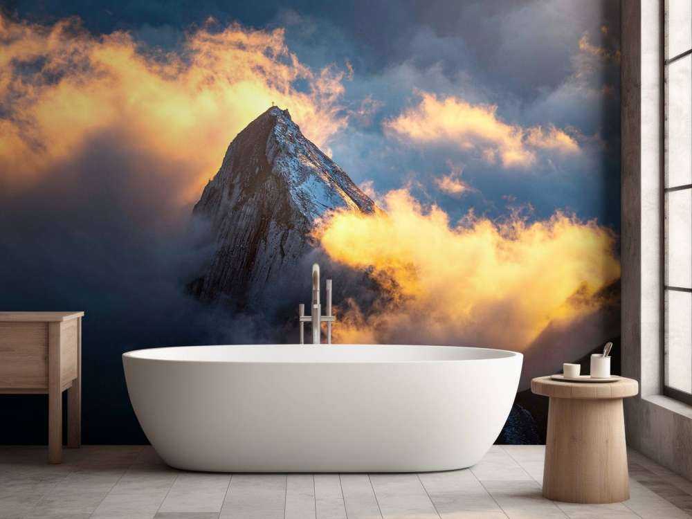 Bergtop in vurige wolkenzee