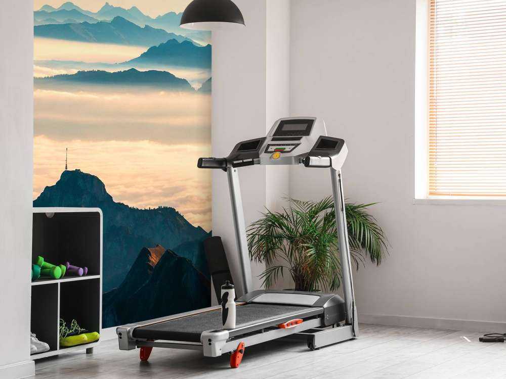 Blauwe berglagen in ochtendmist