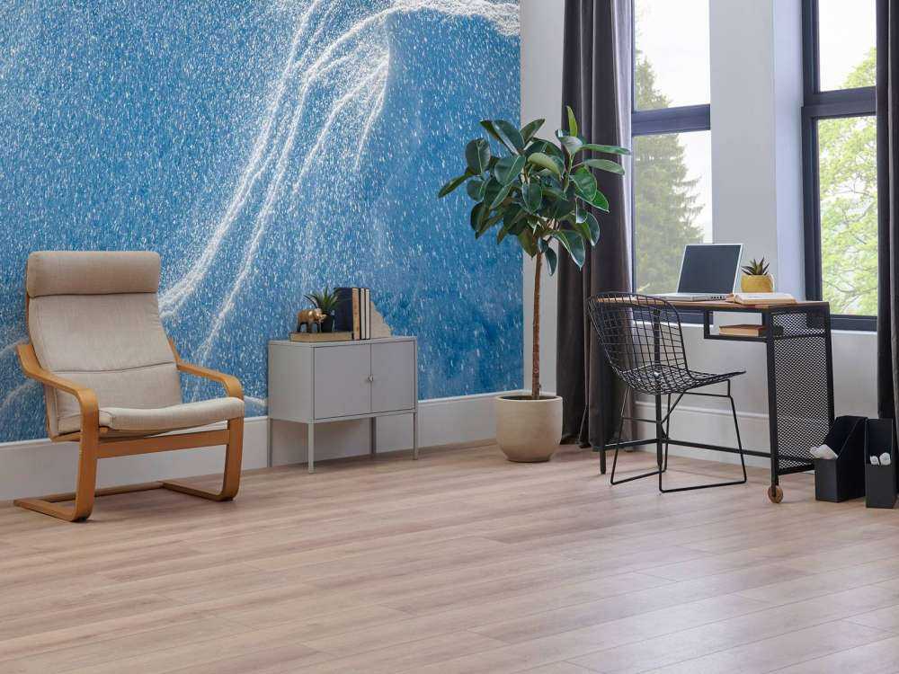 Wervelende sneeuw op ijsblauw landschap