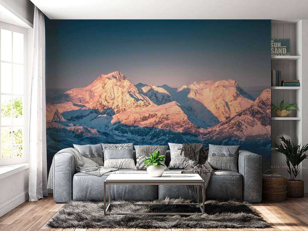 Ochtendlicht op besneeuwde bergtoppen