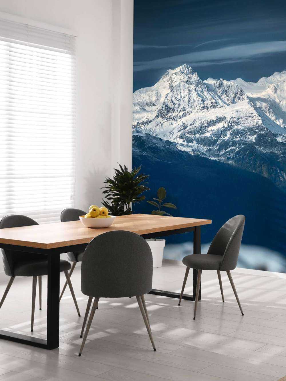 IJsblauwe toppen in stilte