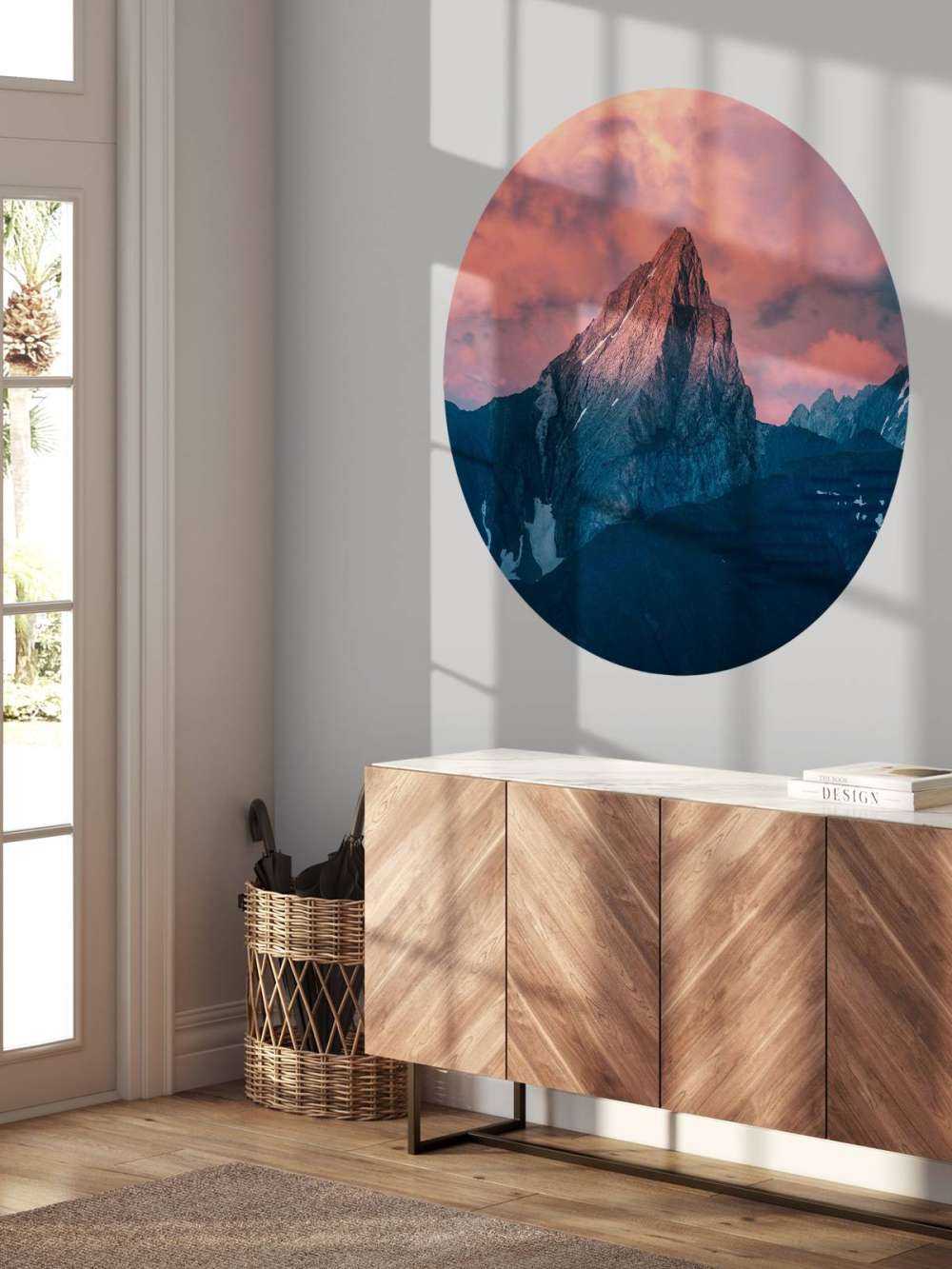 Bergspits in vurige schemer