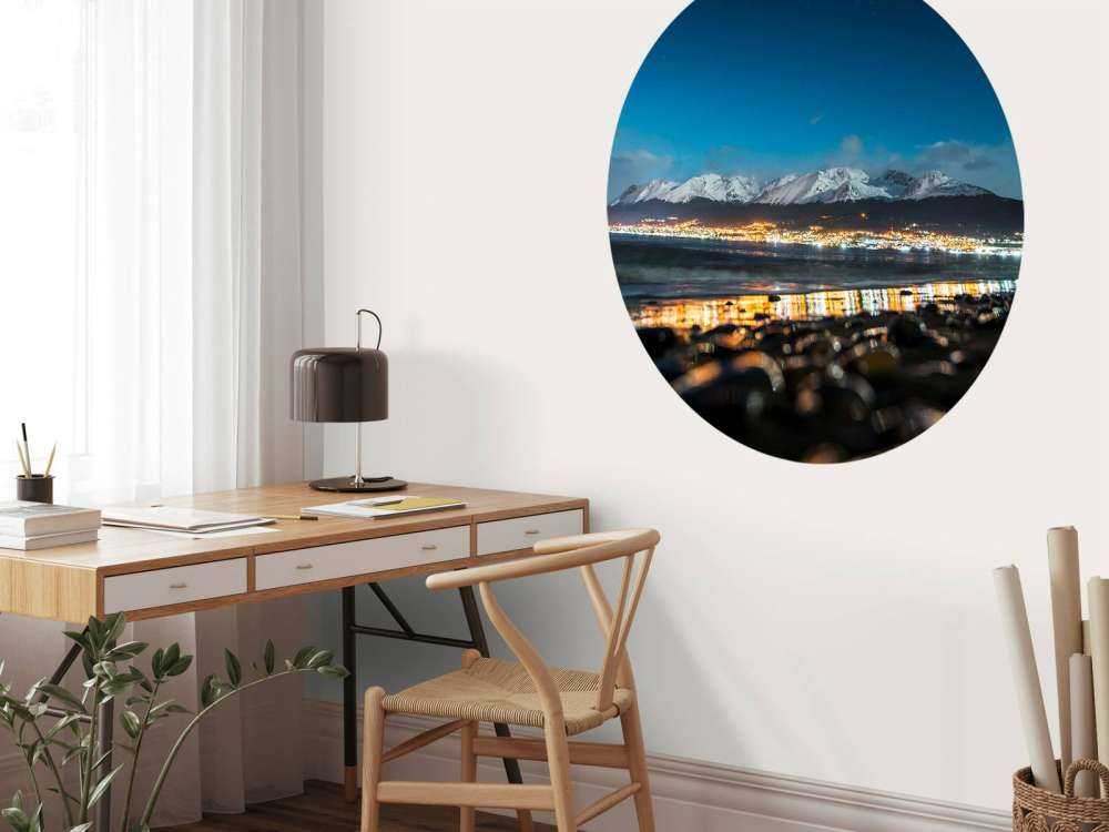 Nachtlicht aan besneeuwde kust