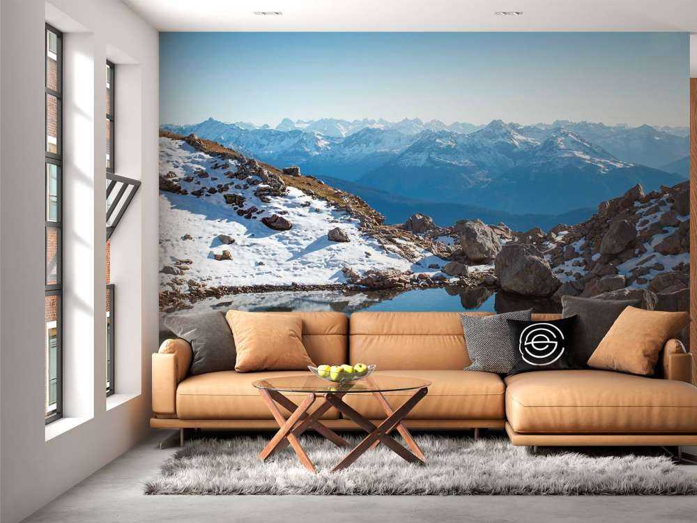 Bergmeer tussen sneeuwtoppen