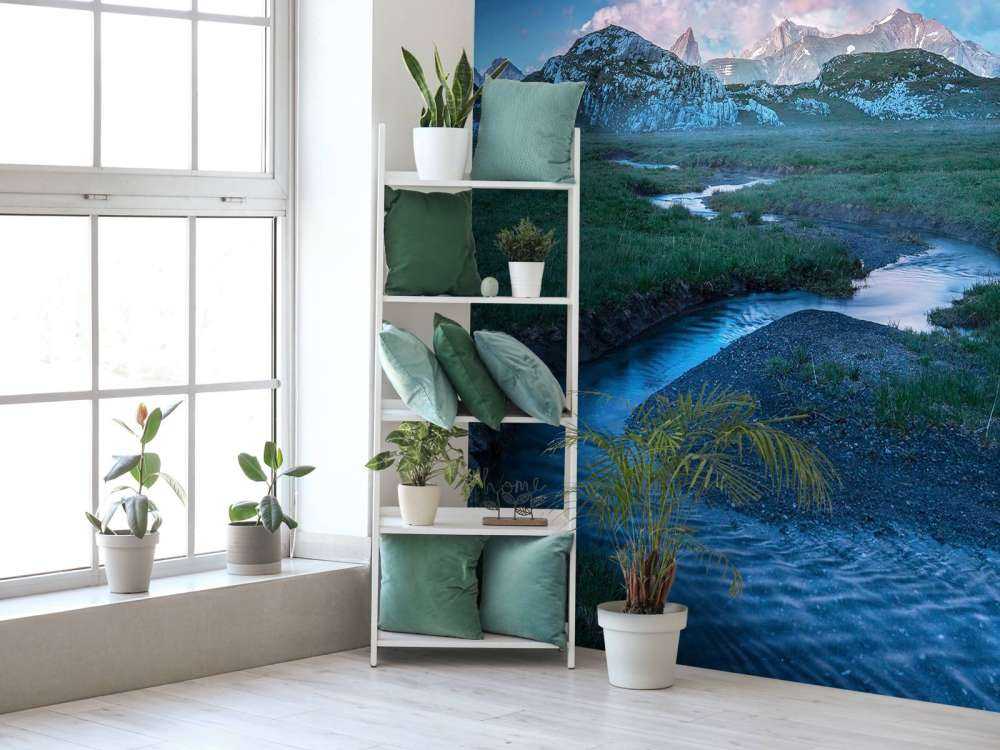 Avondlicht over bergvallei met beek