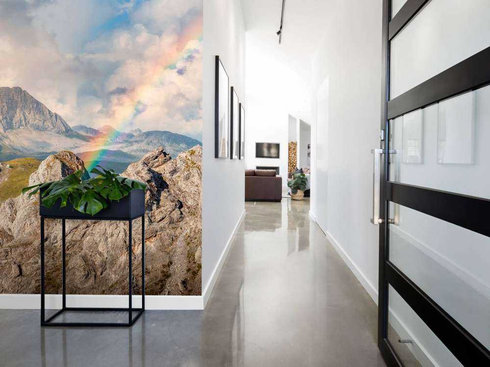 Regenbooglicht over ruige bergen