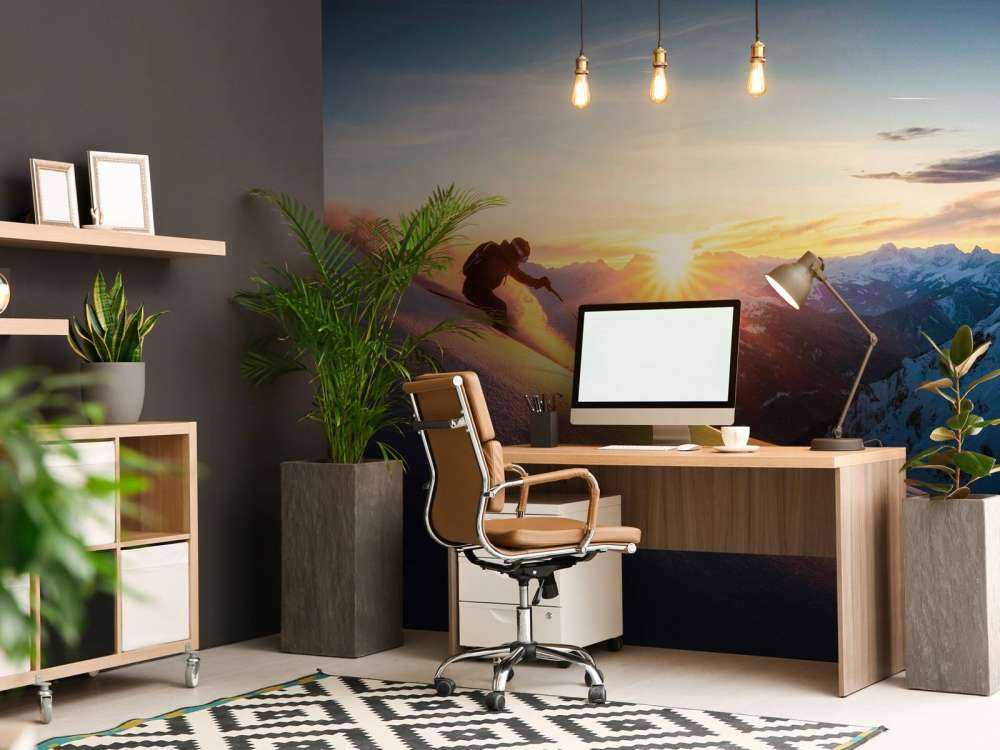 Skiër in de vurige bergzon