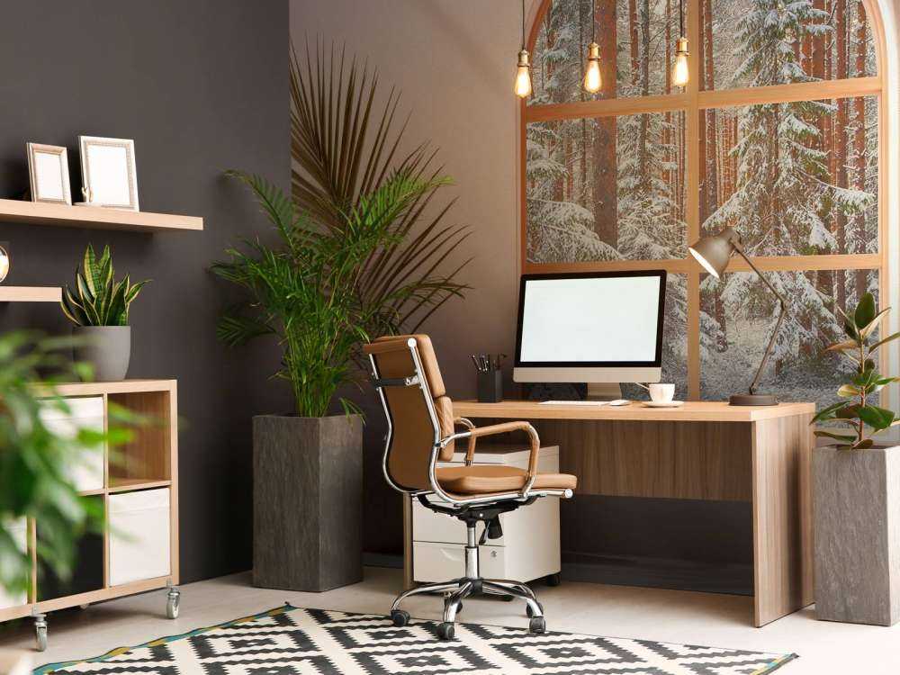 Sneeuwstilte in dennenbos