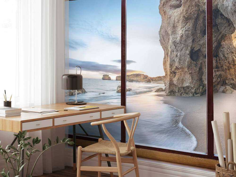 Zeezicht met rotsachtige inham