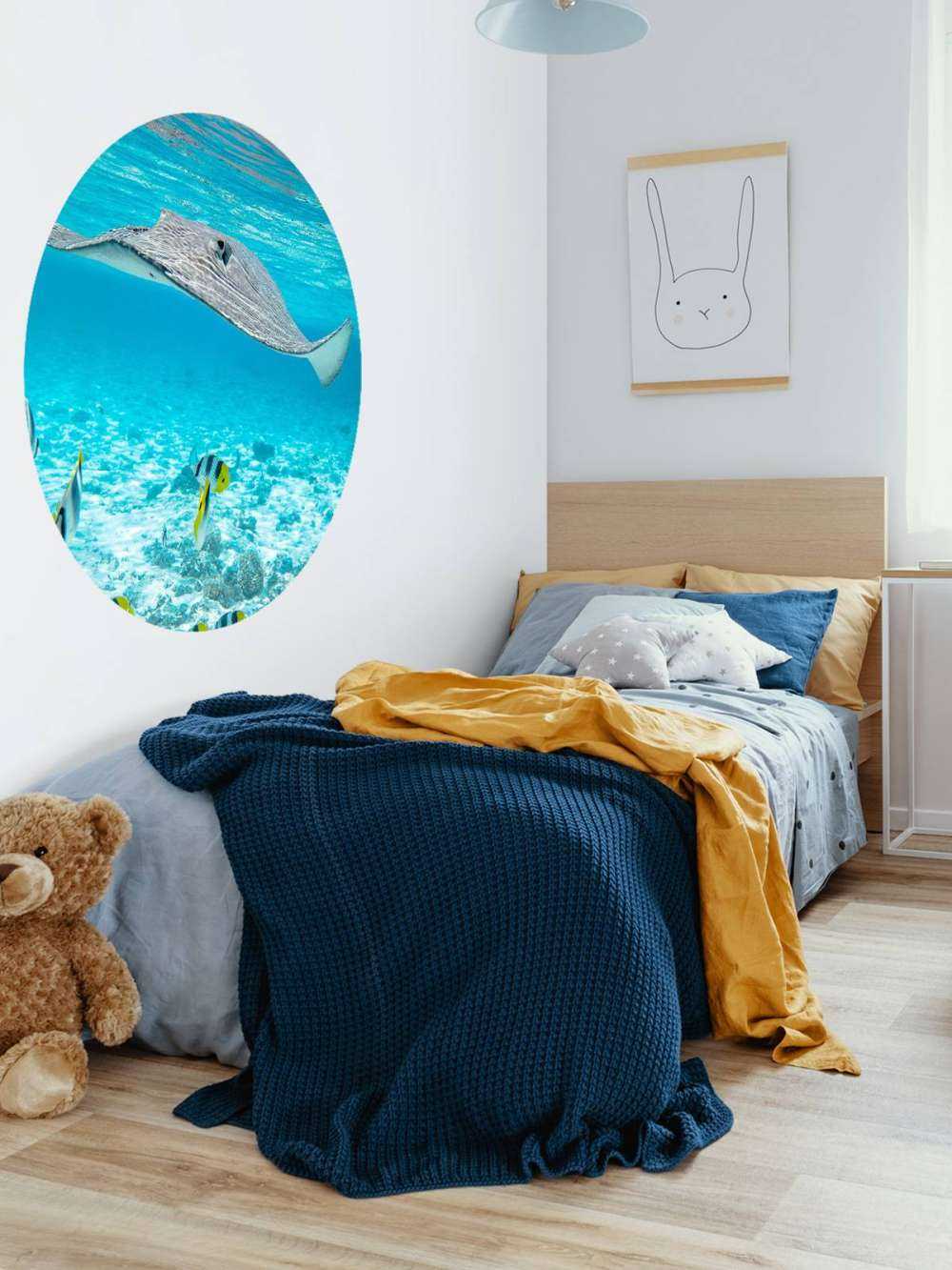 Pijlstaartrog tussen koraalvissen