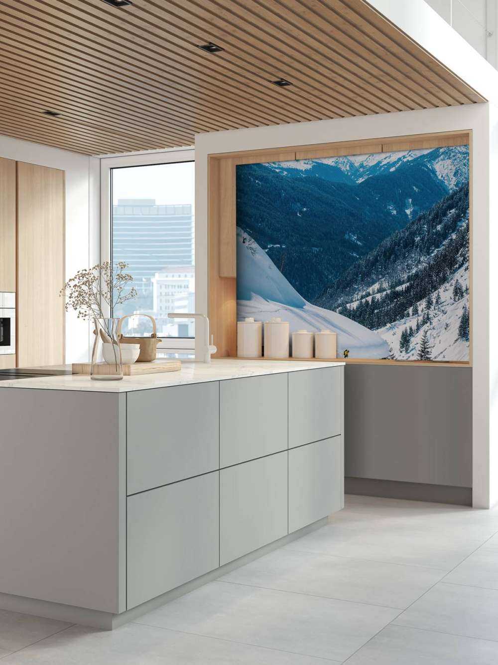 Diepblauwe alpentoppen in wintersneeuw