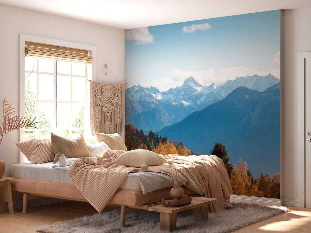 Herfstkleuren voor besneeuwde bergtoppen