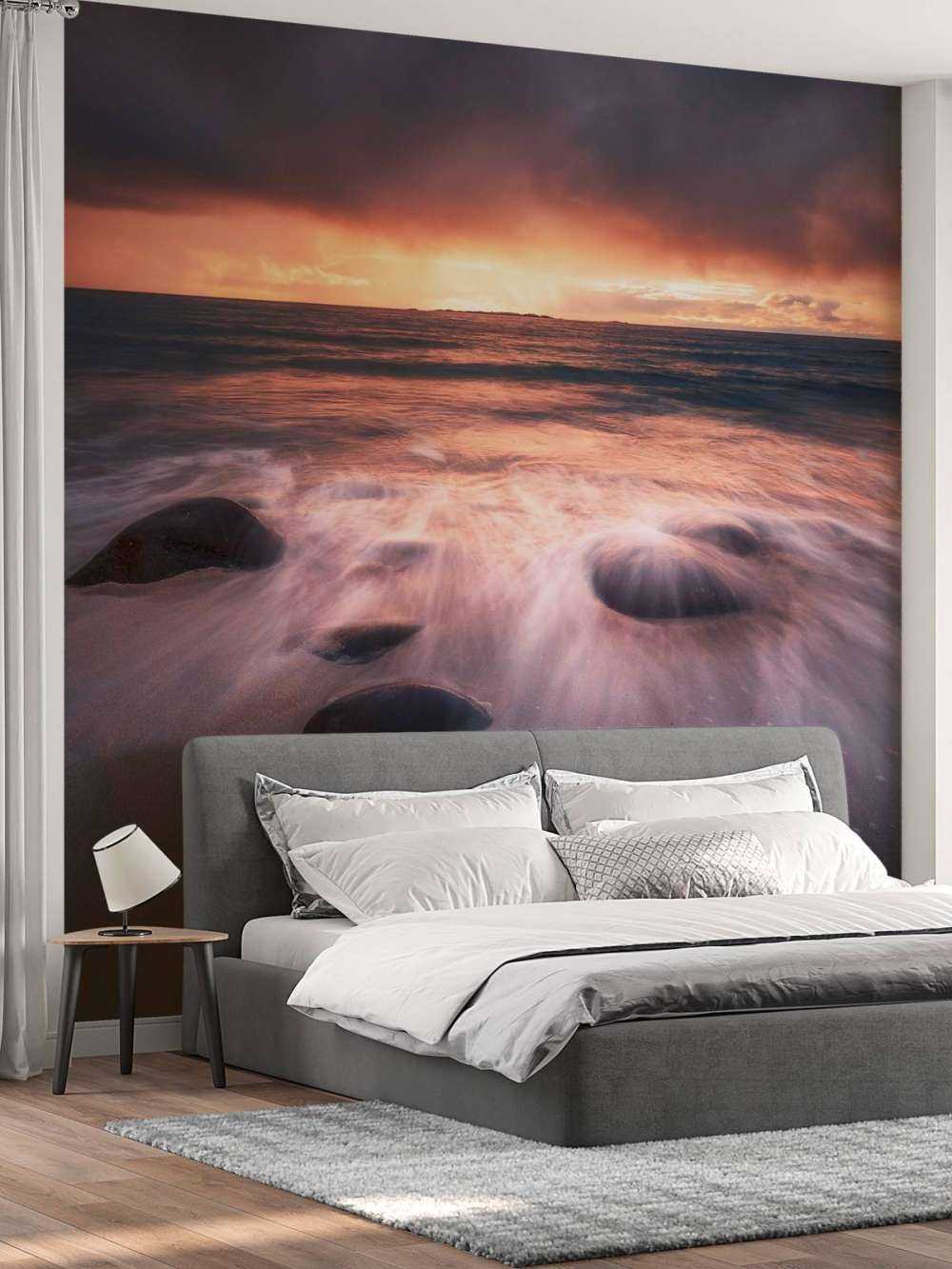 Avondgloed over stenen kustlijn