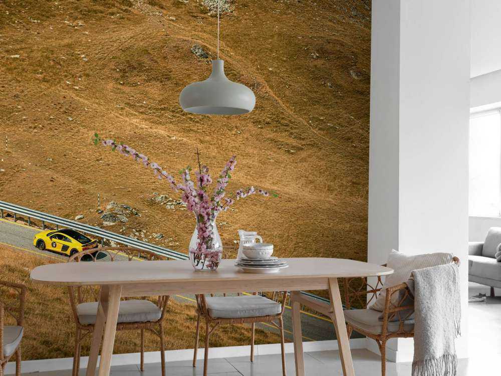 Audi R8 op eenzame bergweg