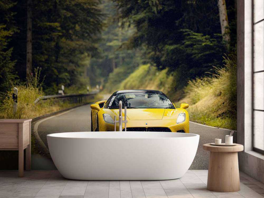 Gele Maserati in het groene woud