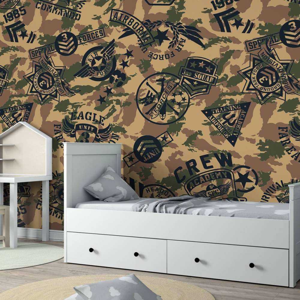 Camouflage met logo's 