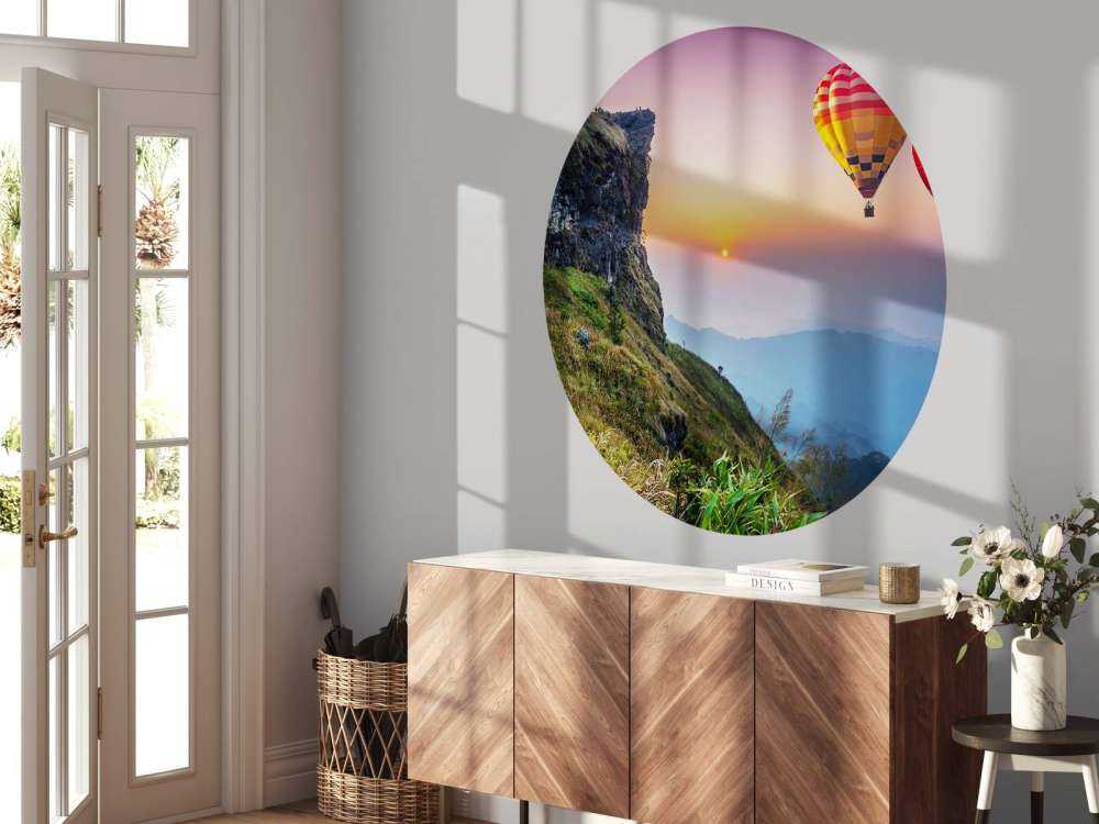 Luchtballonnen in de avond boven een berglandschap