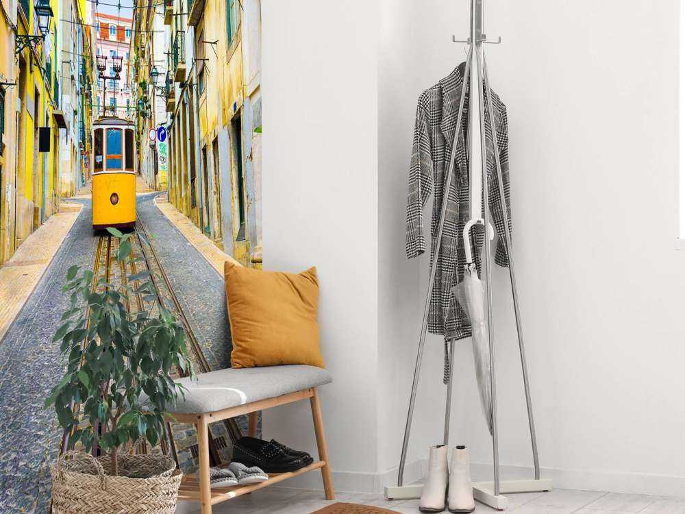 Tram door een straatje in Lissabon